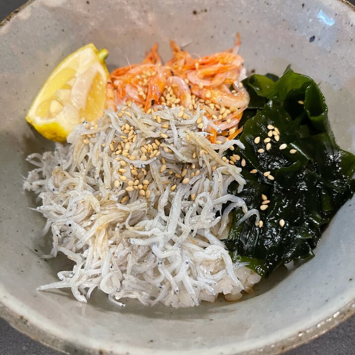 旨だれで食べるしらすと冷凍桜エビ丼